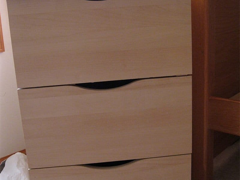 Mueble de madera con tres cajones