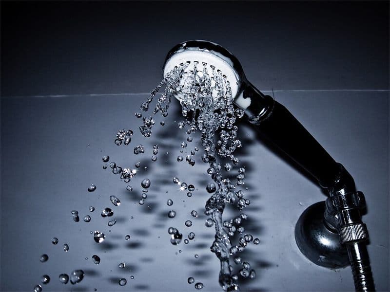 Agua saliendo de una alcachofa de ducha