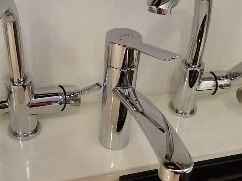 Grifos de cocina con manetas cromadas