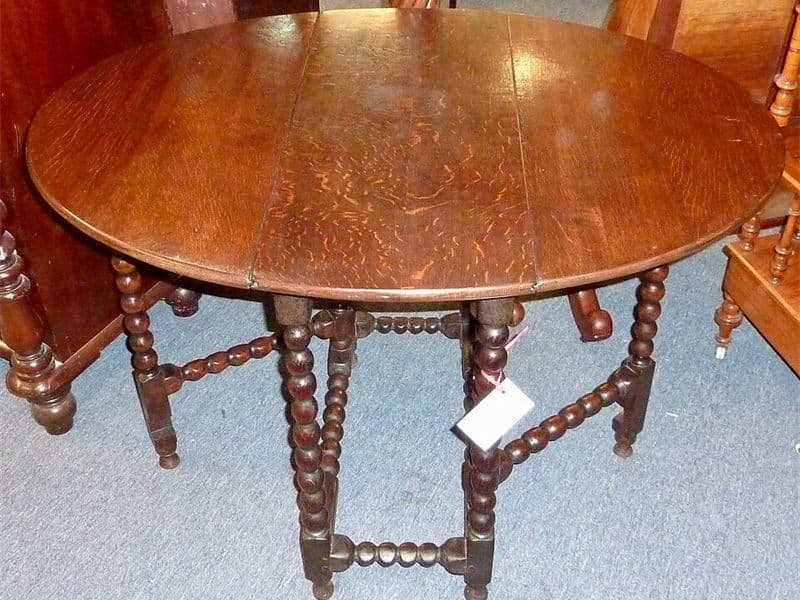 Mesa antigua de madera con patas torneadas