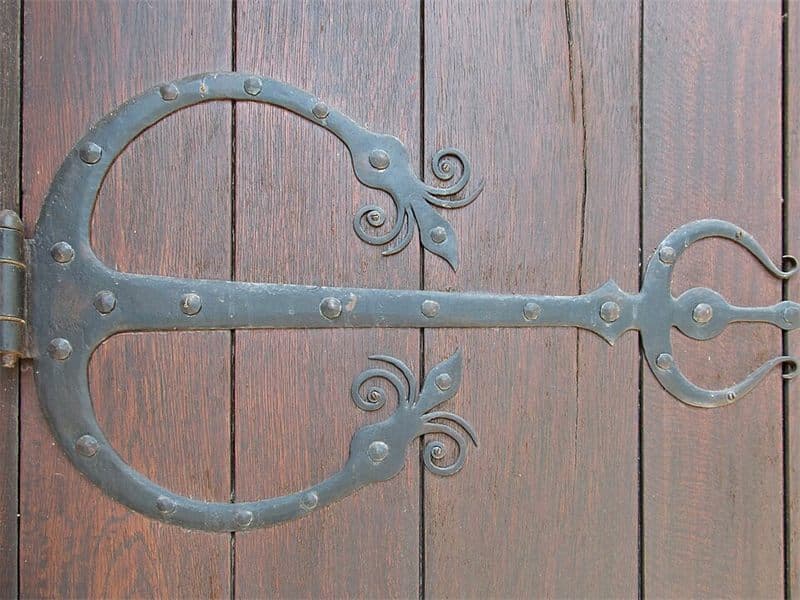 Bisagra de hierro en una puerta de madera