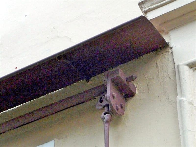 Toldo de lona sobre una ventana de fachada