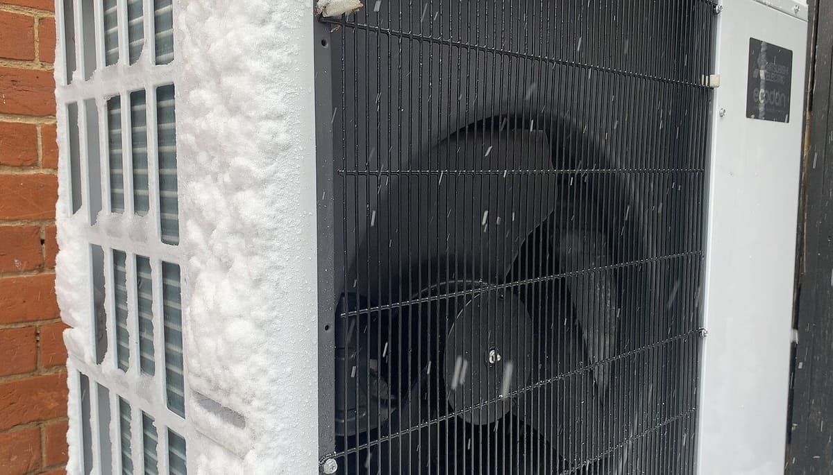 Unidad exterior de aire acondicionación con nieve sobre ella