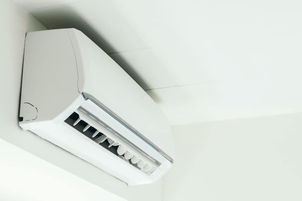 Unidad de aire acondicionado tipo split montada en pared