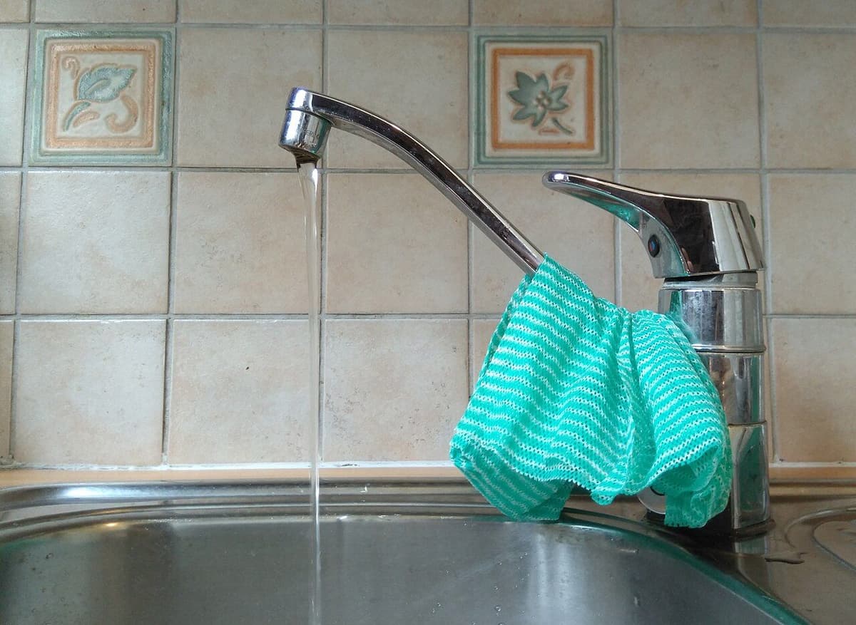 Agua saliendo con aspecto turbio por el grifo de una cocina