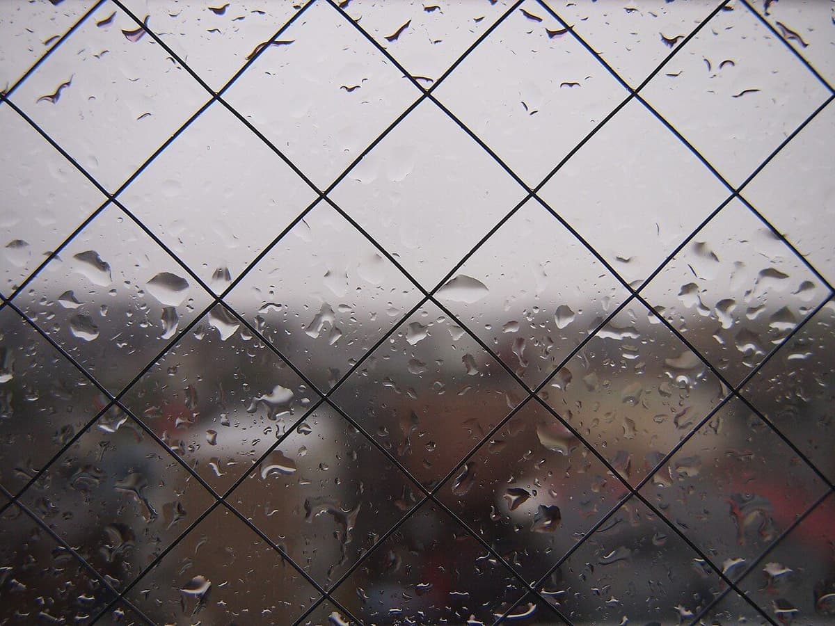 Gotas de lluvia apoyadas sobre el cristal de una ventana