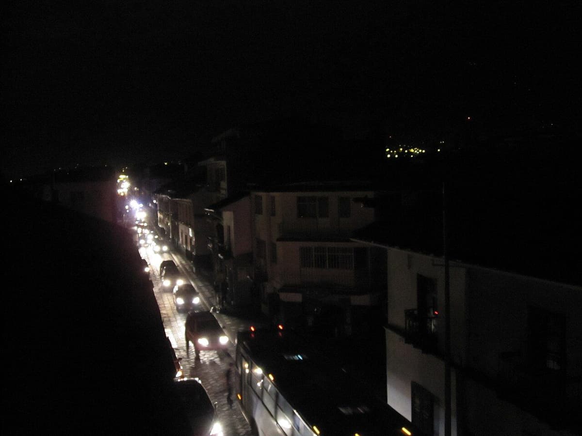 Calle a oscuras durante un corte de luz