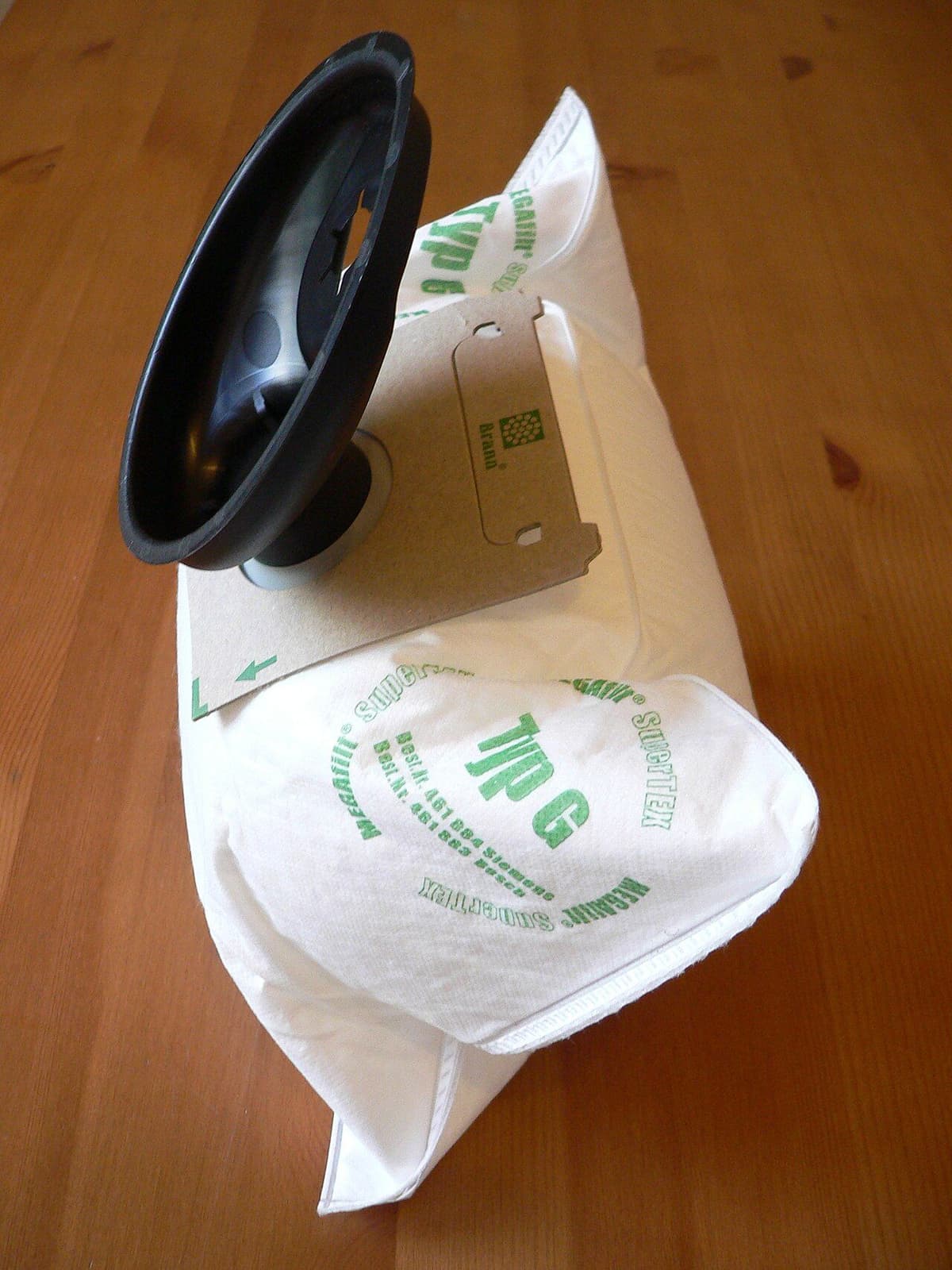 Bolsa transparente de aspiradora llena de polvo