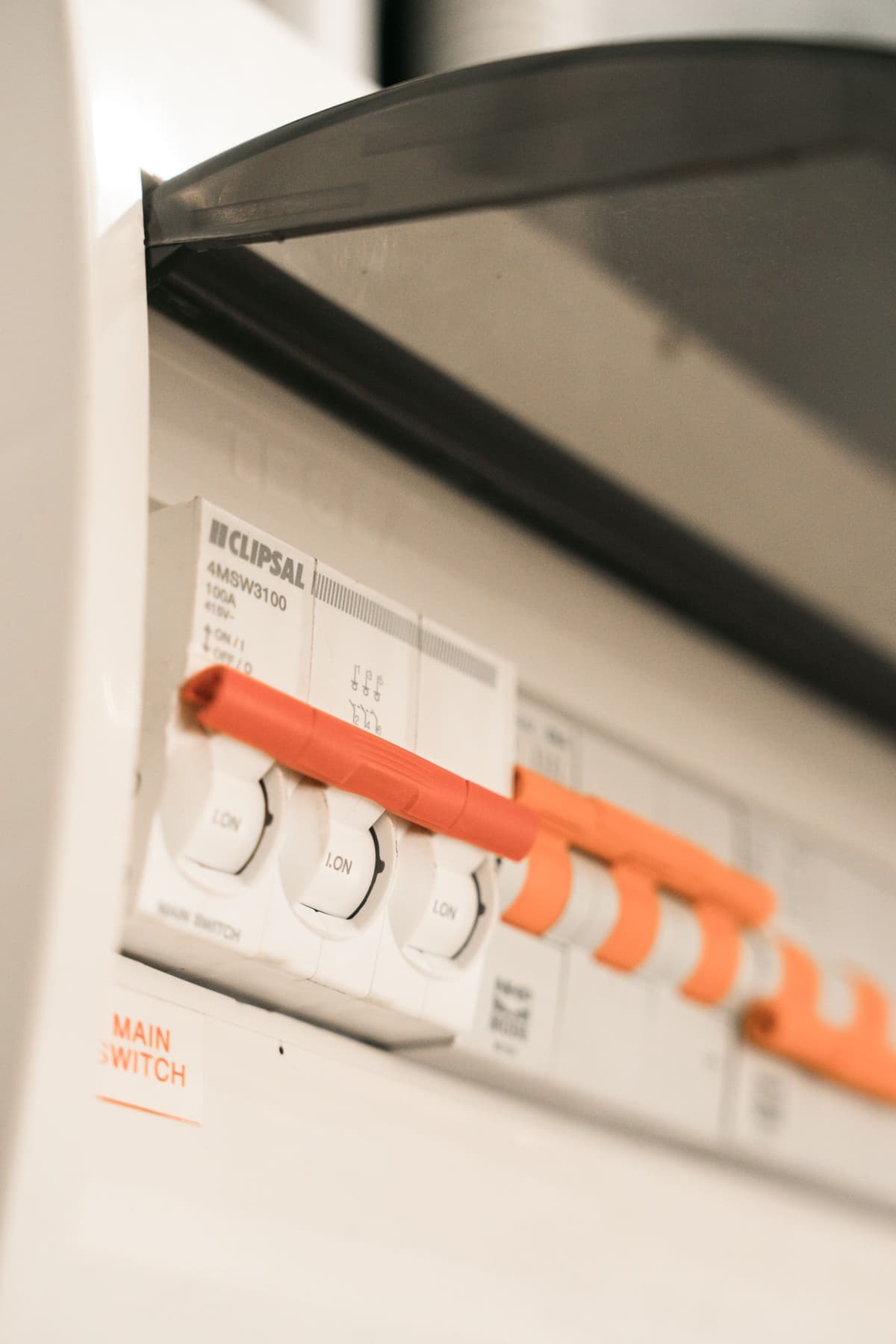 Cuadro eléctrico doméstico con interruptores automáticos abiertos