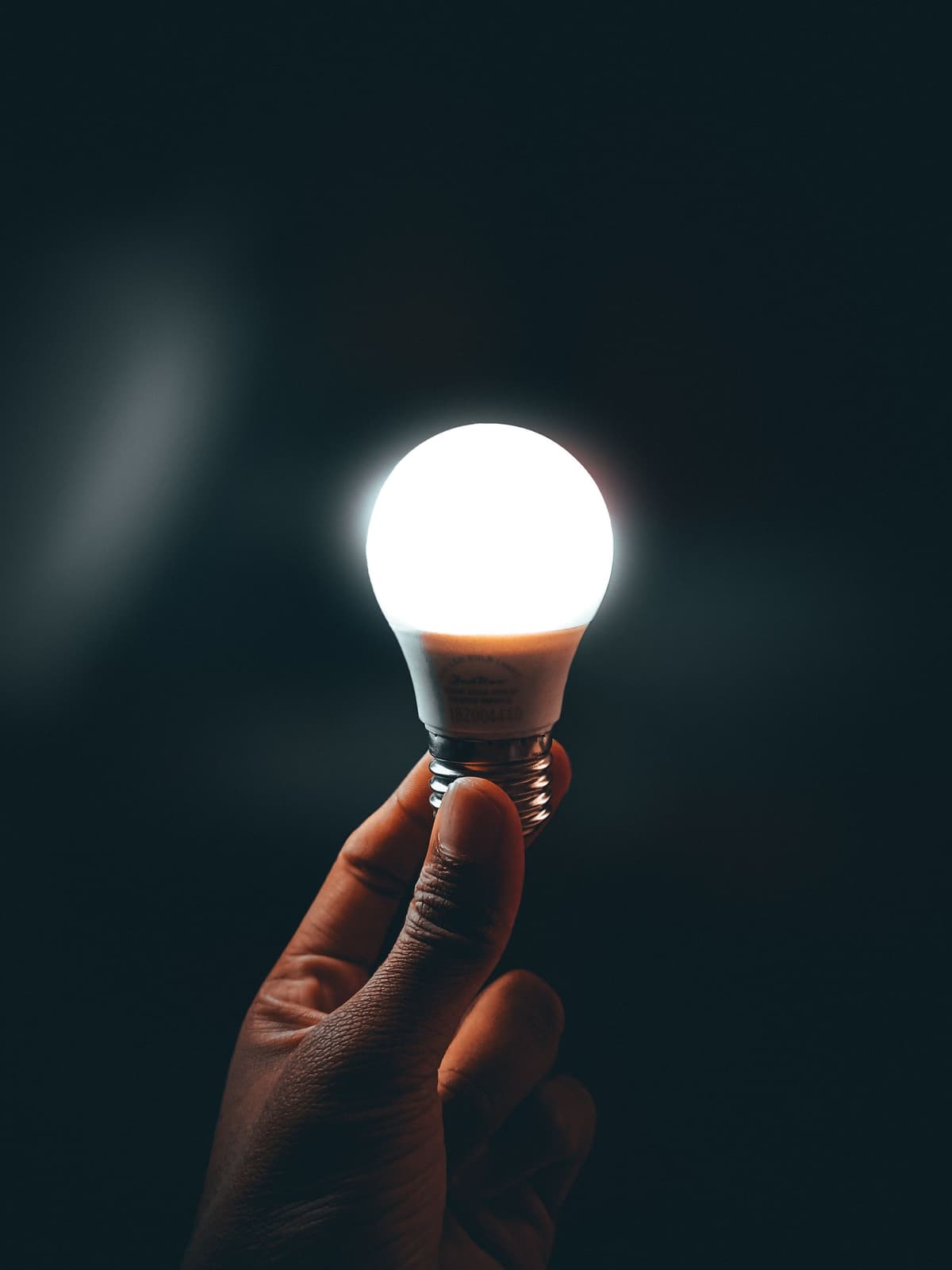 Bombilla LED con brillo tenue en habitación oscura