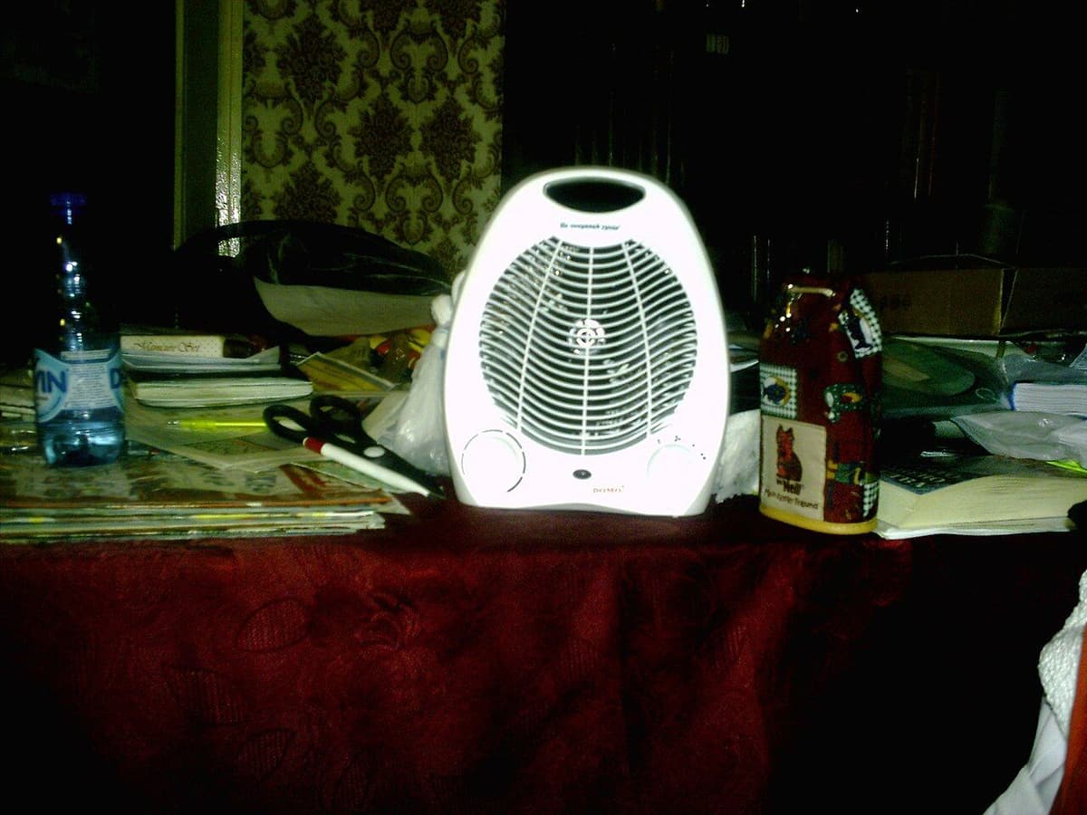Calefactor de ventilador sobre el suelo de una habitación