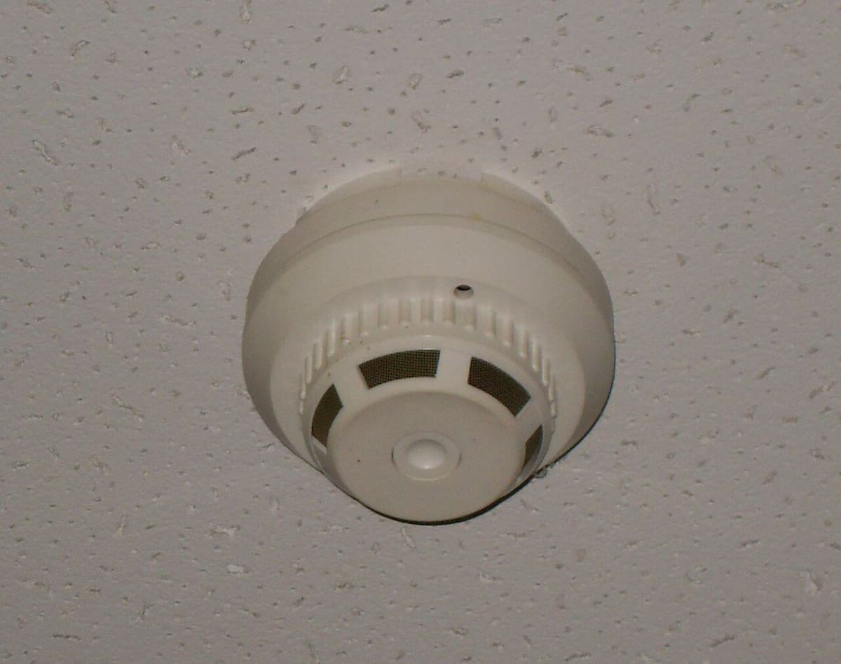 Detector de humos montado en el techo