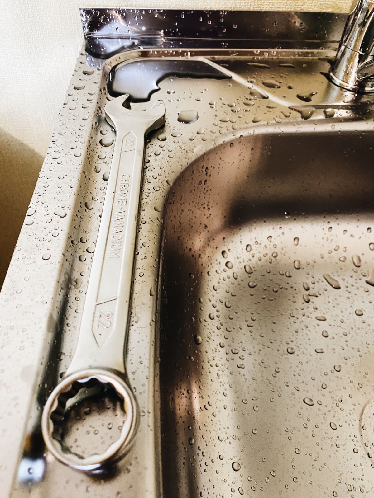Grifo con fuga de agua en la base