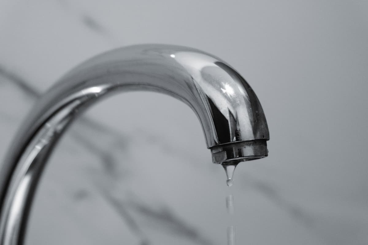 Grifo de cocina goteando agua