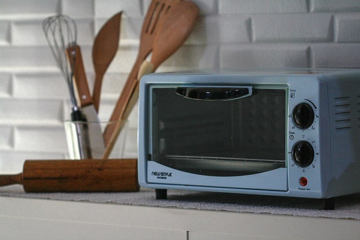 Interior de un horno eléctrico doméstico con la rejilla puesta