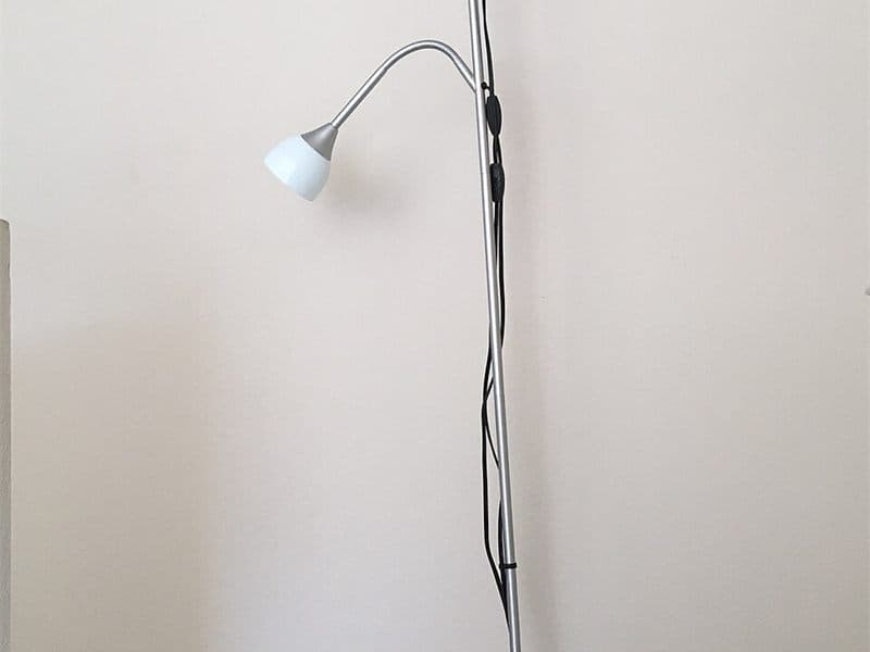 Lámpara de pie encendida en una habitación