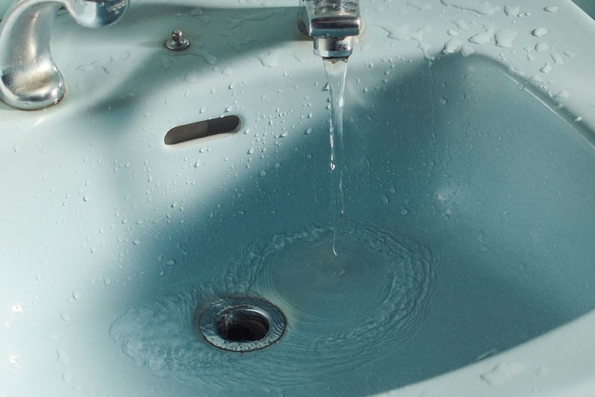 Lavabo de baño con desagüe lento