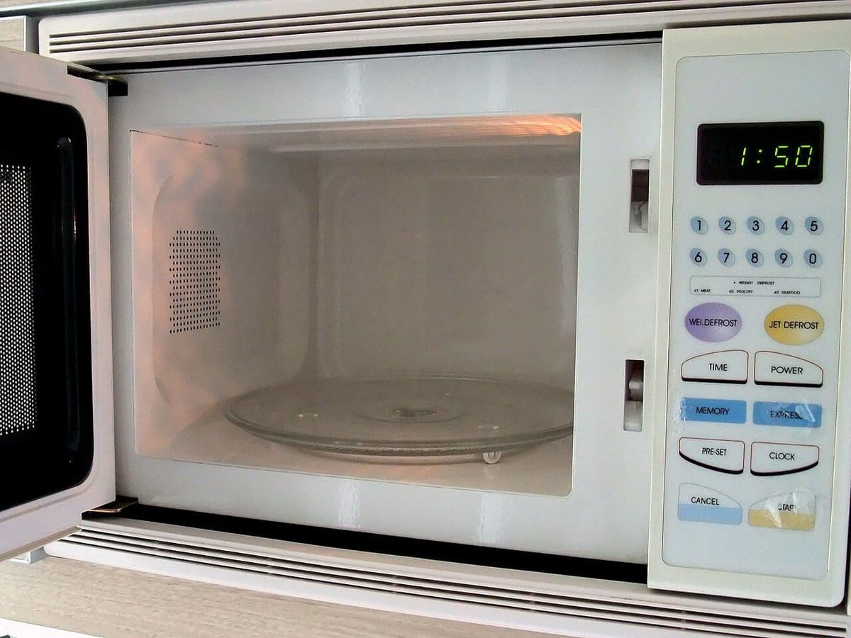 Cámara interior de un horno microondas con su bandeja