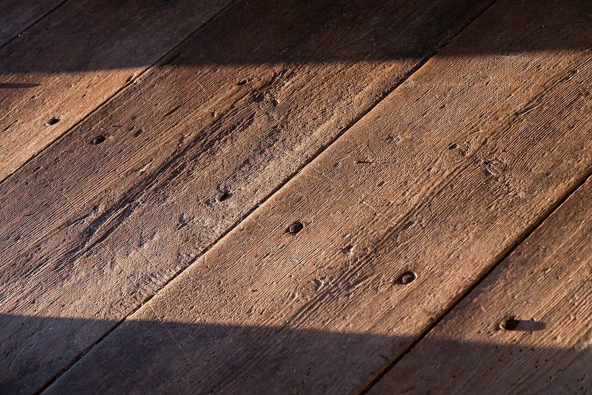 Detalle de un suelo de tarima de madera en un interior