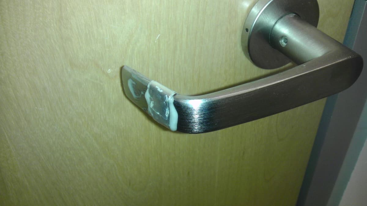 Cierre con pestillo de una puerta de interior