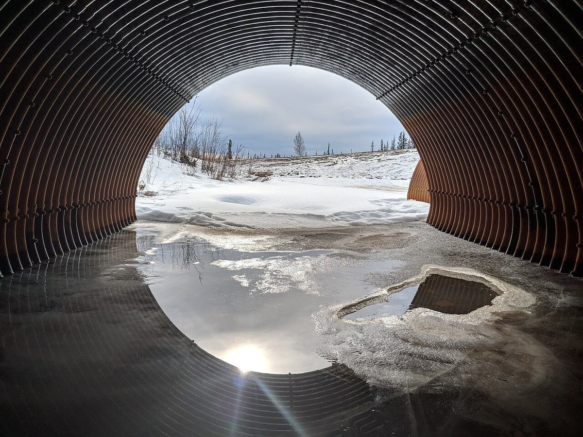 Tubería exterior cubierta de hielo durante una helada