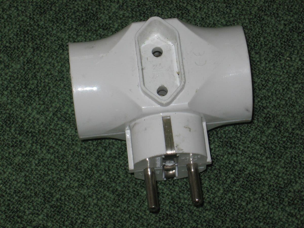 Clavija de enchufe conectada en un tomacorriente de pared