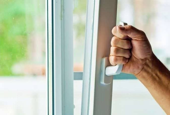 Ventana con mecanismo de cierre y herraje