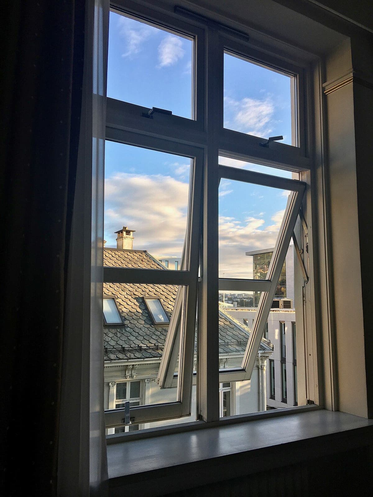 Ventana oscilobatiente abierta en la modalidad de giro